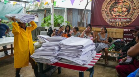 DIF YUCATÁN ENTREGA LONAS ROFORZADAS
