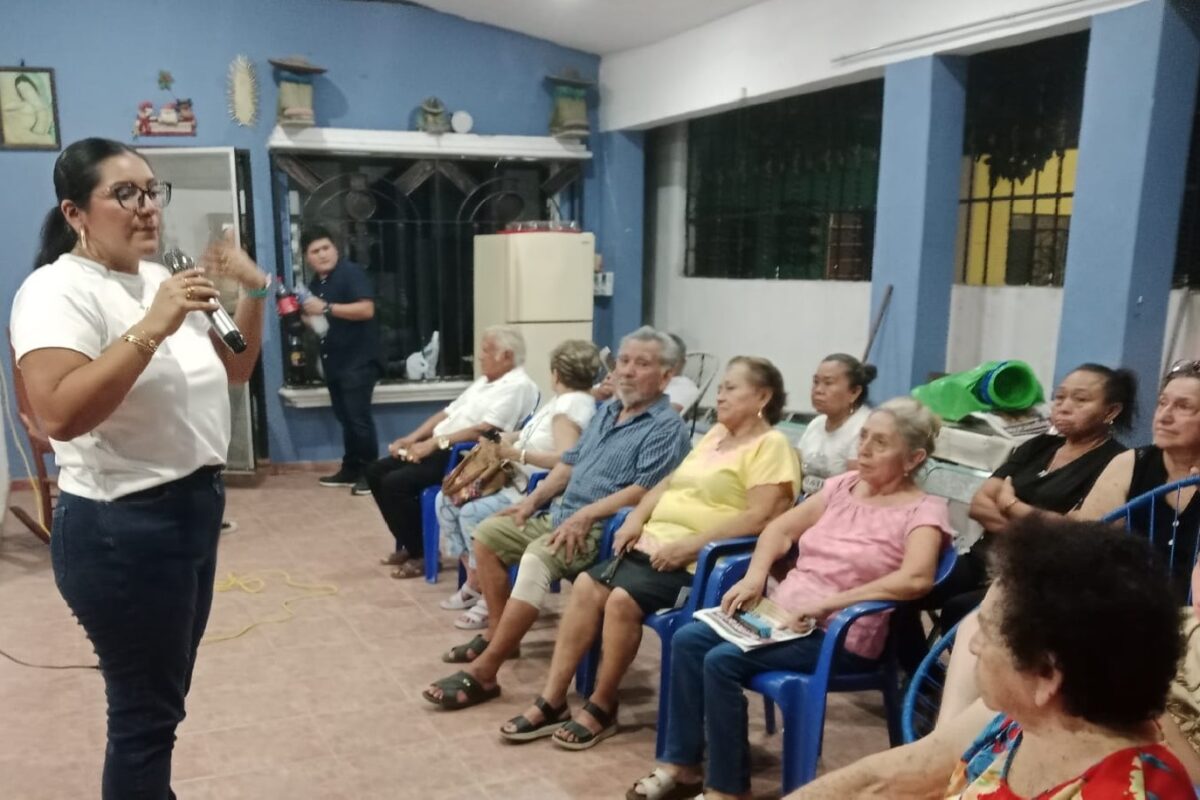 REGIDORA VISITA A VECINOS DE DIVERSAS COLONIAS