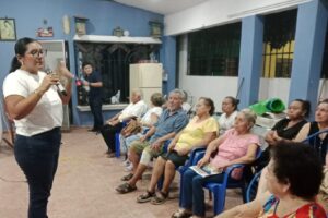 REGIDORA VISITA A VECINOS DE DIVERSAS COLONIAS
