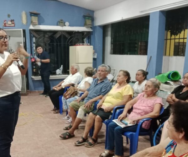REGIDORA VISITA A VECINOS DE DIVERSAS COLONIAS