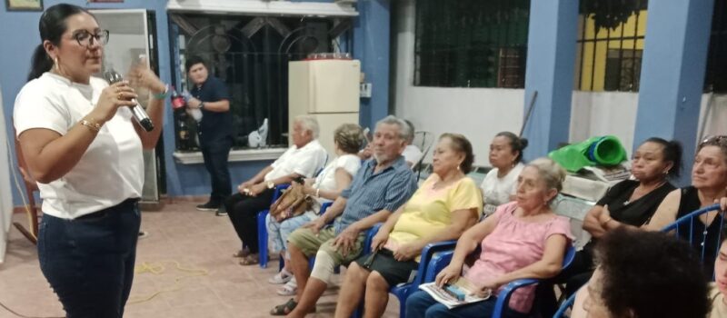 REGIDORA VISITA A VECINOS DE DIVERSAS COLONIAS