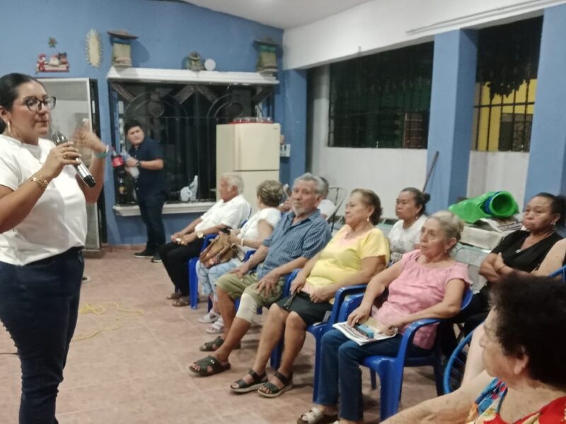 REGIDORA VISITA A VECINOS DE DIVERSAS COLONIAS
