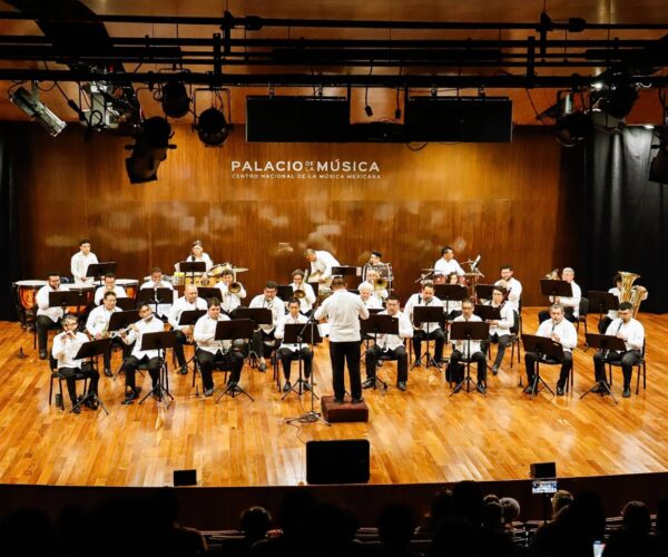 BANDA DE MÚSICA ESTÁ DE MANTELES LARGOS