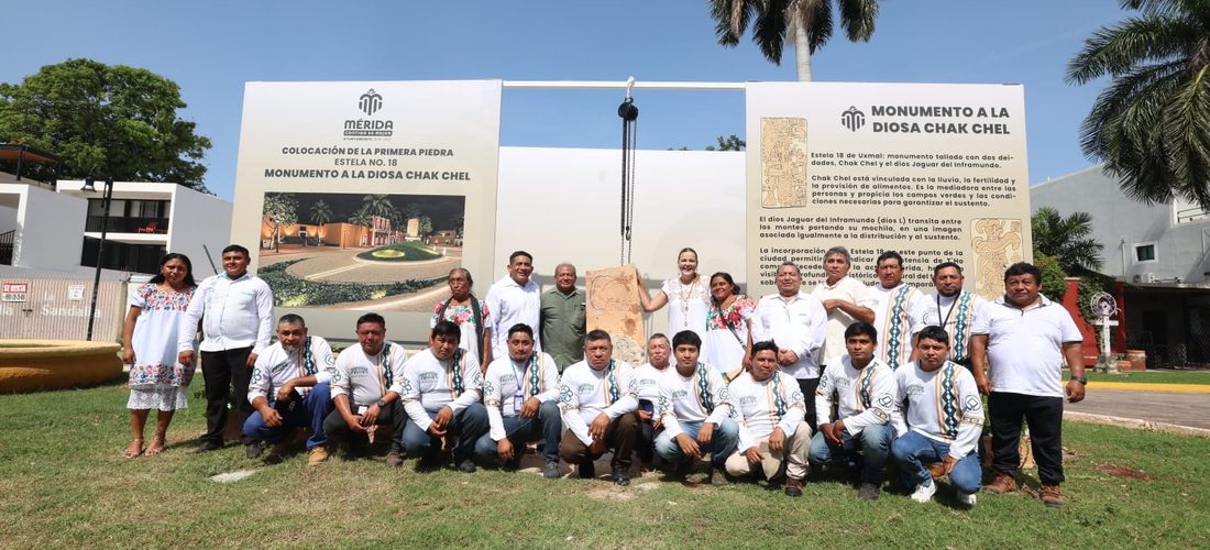 COLOCAN RÉPLICA DE LA ESTELA MAYA