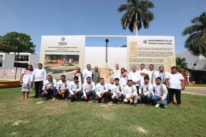 COLOCAN RÉPLICA DE LA ESTELA MAYA