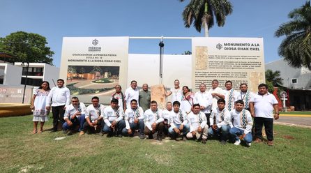 COLOCAN RÉPLICA DE LA ESTELA MAYA