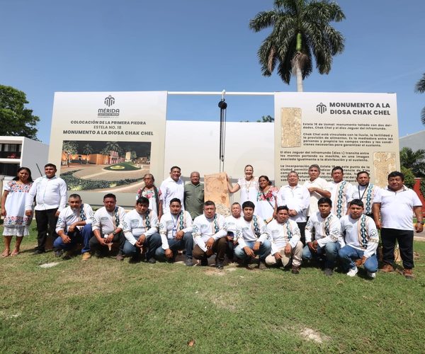 COLOCAN RÉPLICA DE LA ESTELA MAYA
