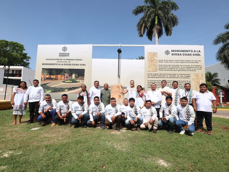 COLOCAN RÉPLICA DE LA ESTELA MAYA