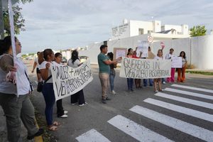PIDEN PASO PEATONAL EN CAUCEL