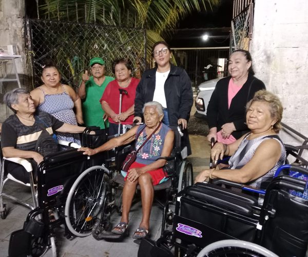 REGIDORA ENTREGA APOYOS FUNCIONALES