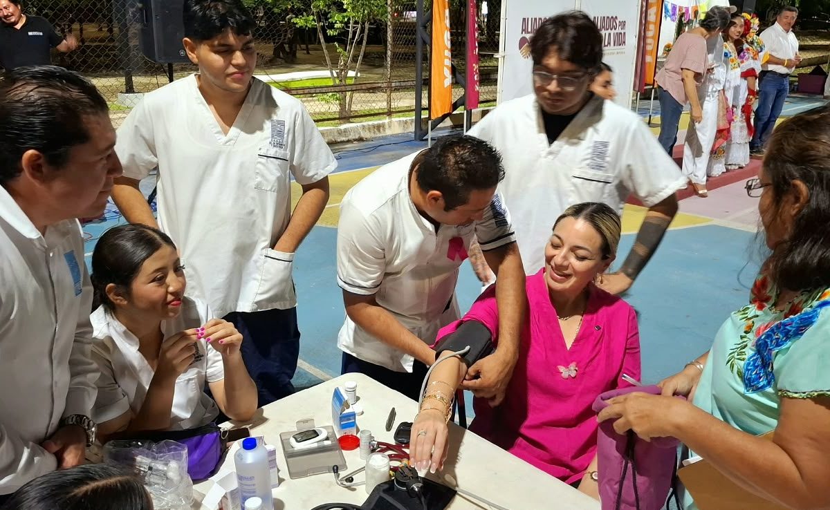 NAOMI PENICHE LLEVA LA FERIA DE LA SALUD
