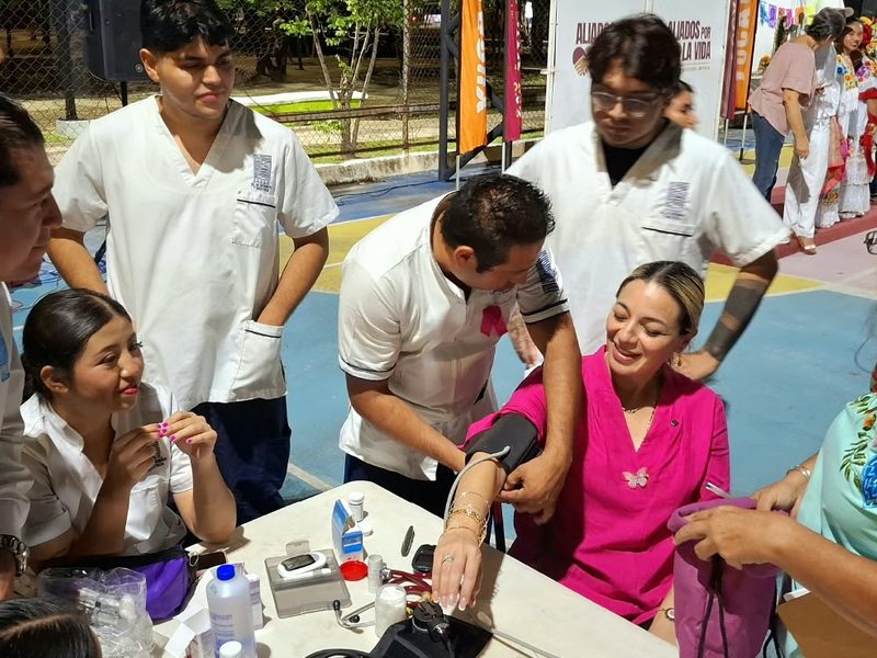 NAOMI PENICHE LLEVA LA FERIA DE LA SALUD